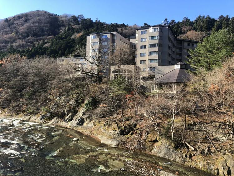 右がレストラン棟！川沿いの素敵な場所です