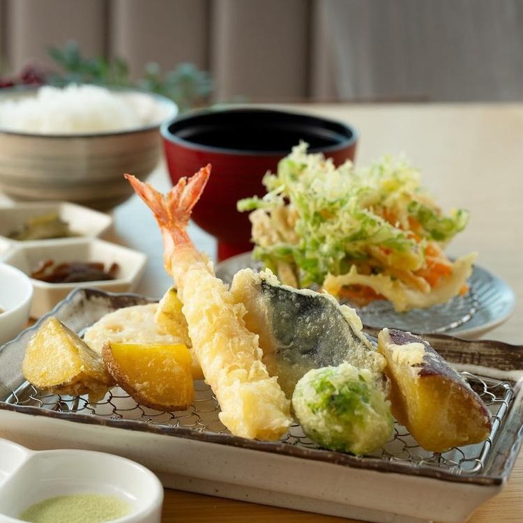 ランチはカジュアルな定食スタイルで