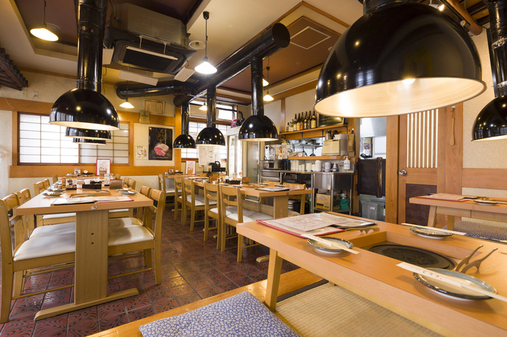 お客様とフレンドリーに話しながら接客♪