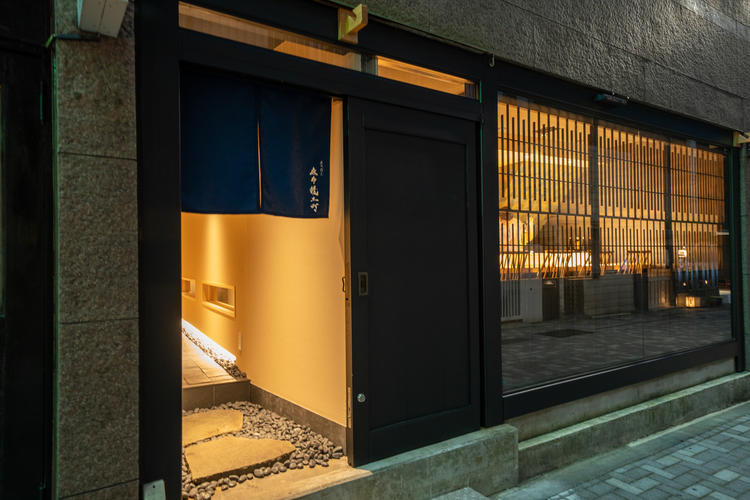 六本木の龍土町通りの路面店