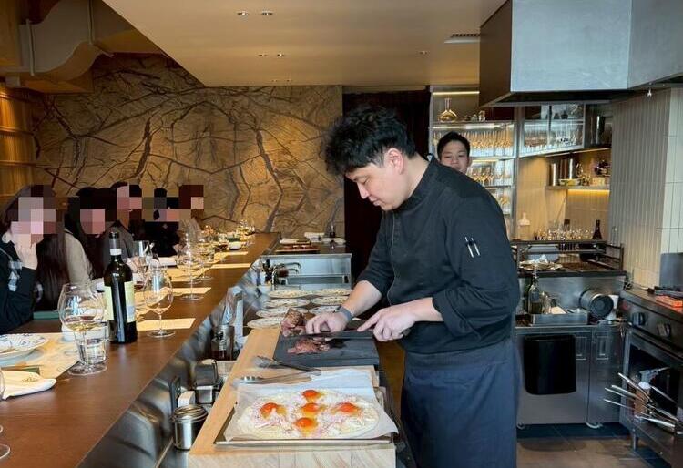 オープンキッチンでお客さんとは近距離！