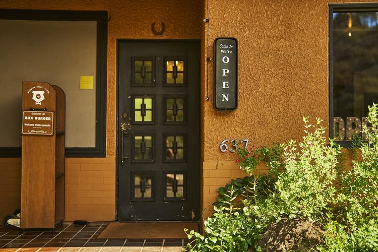 山の途中にあるかわいい一軒家がお店です