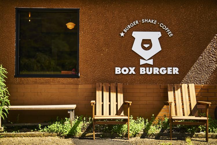 熊（BOXくん）のロゴが目印です