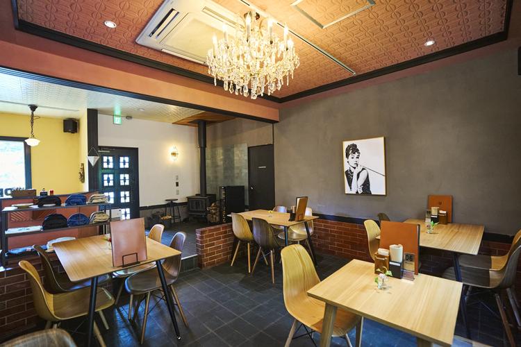 薪ストーブのあるおしゃれな店内