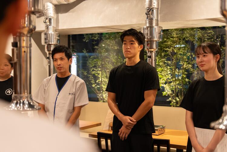 時には真剣な表情で