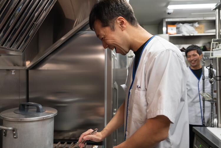 スタッフは皆わきあいあいと働いています