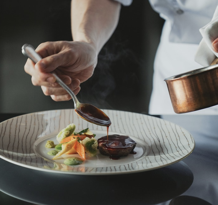 目の前で料理を仕上げるライブキッチン