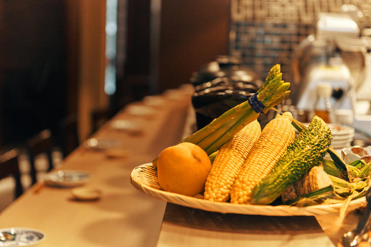 メインはライブ感のあるカウンター