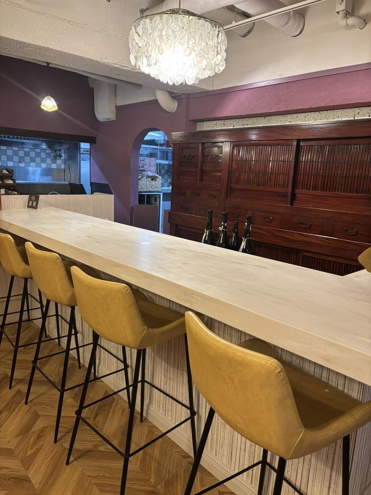 カウンターの奥には水屋箪笥 ※店内