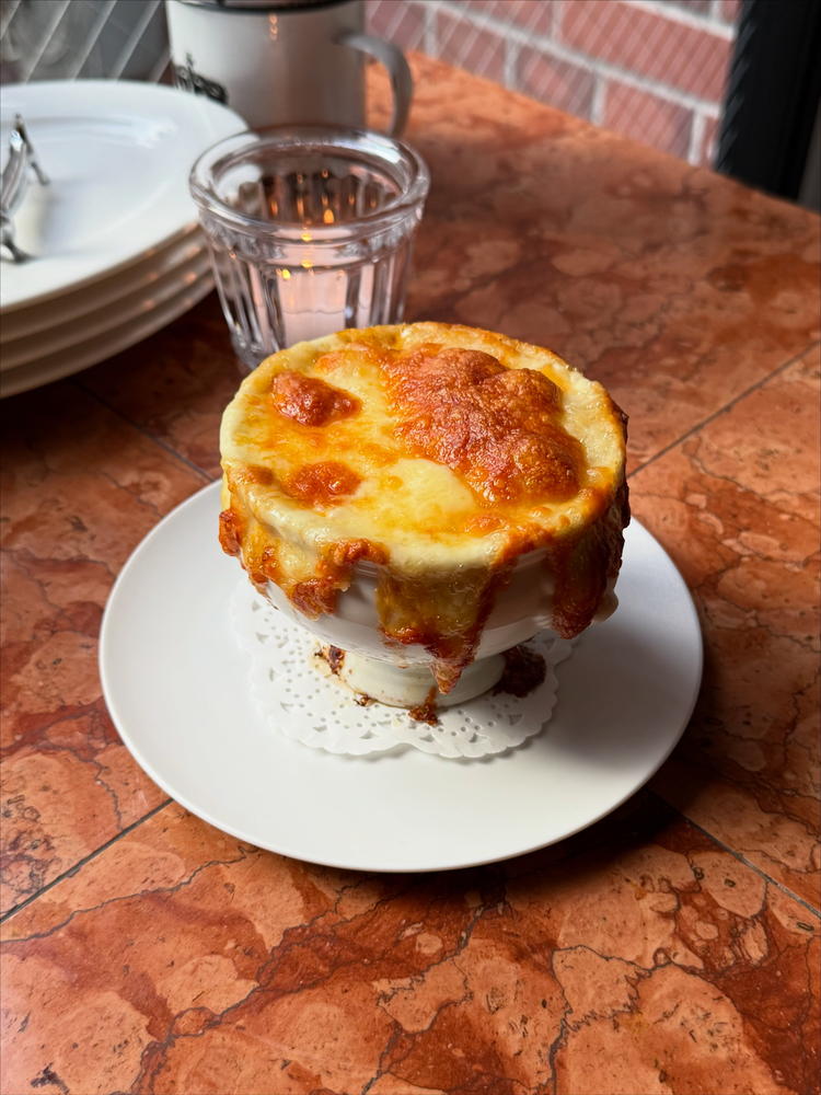 クラシックなビストロ料理も