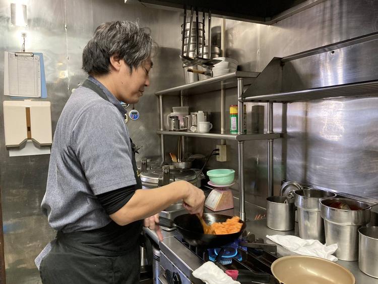 調理は本格的に鍋を振ります。スキルもUP