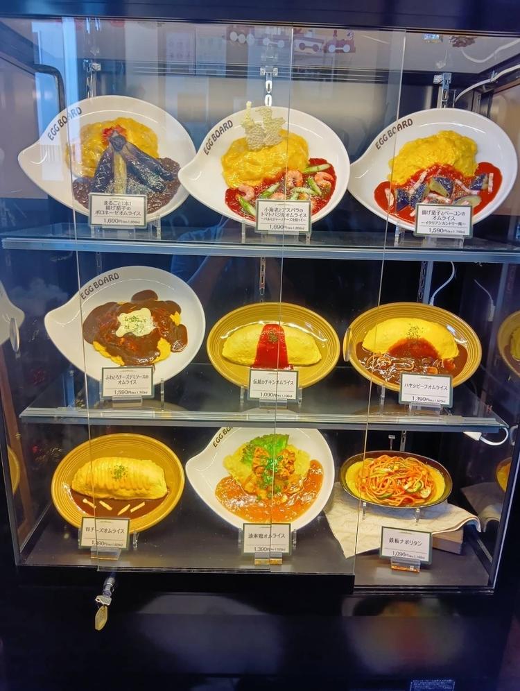 ワクワクするオムライス達。