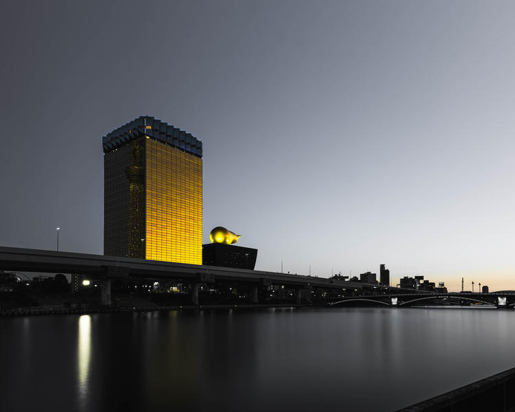 隅田川沿いの静かな環境です。