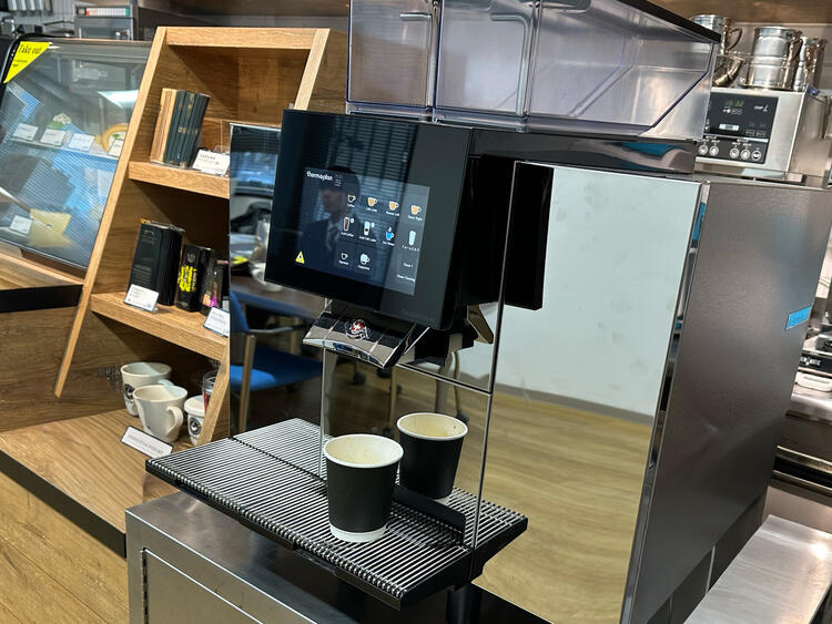 月8～10日休み×月4回時短勤務あり