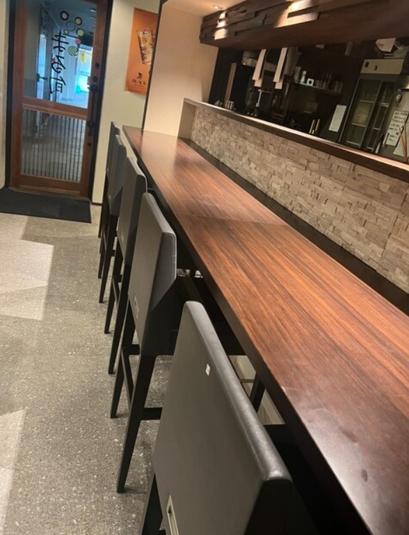 落ち着いた雰囲気のカウンター席が魅力。