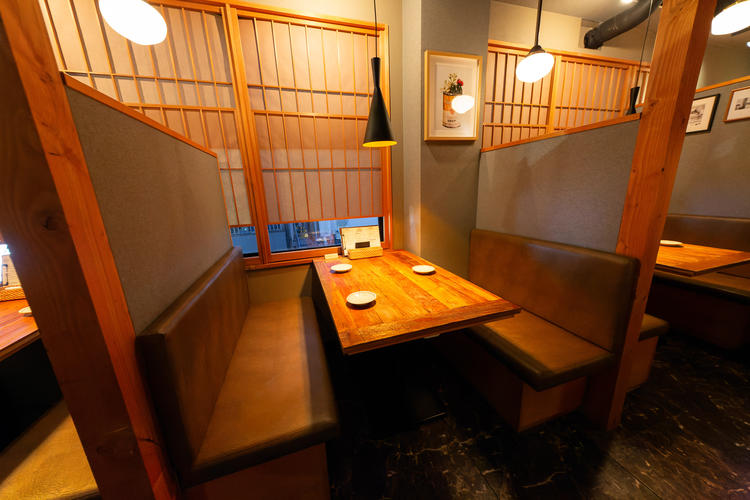 テーブル席もゆったり！