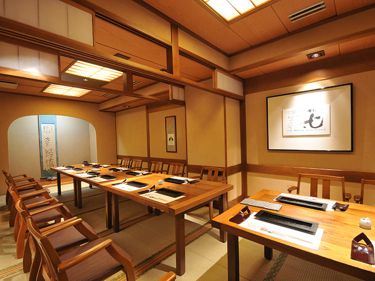 落ち着いた大人の隠れ家的なお店です。