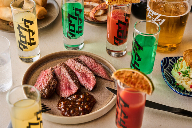 ジャンルレスな料理と遊び心溢れるドリンク