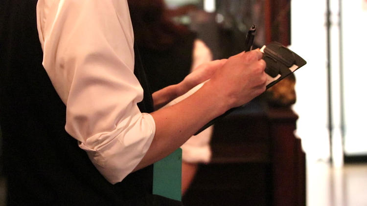 オーダーは昔ながらの手書き伝票で♪