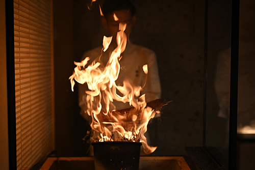 藁と薪を使用して食材を仕上げていきます