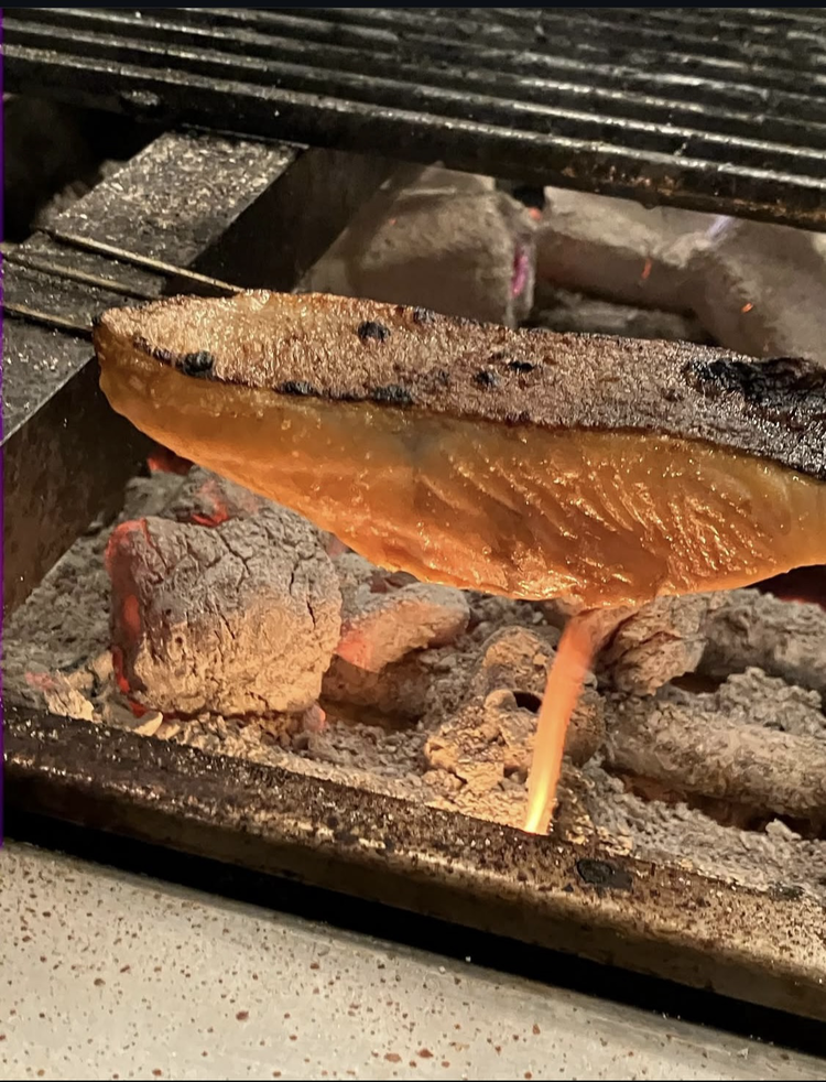  炭火で火入れを軸に、素材と向き合います