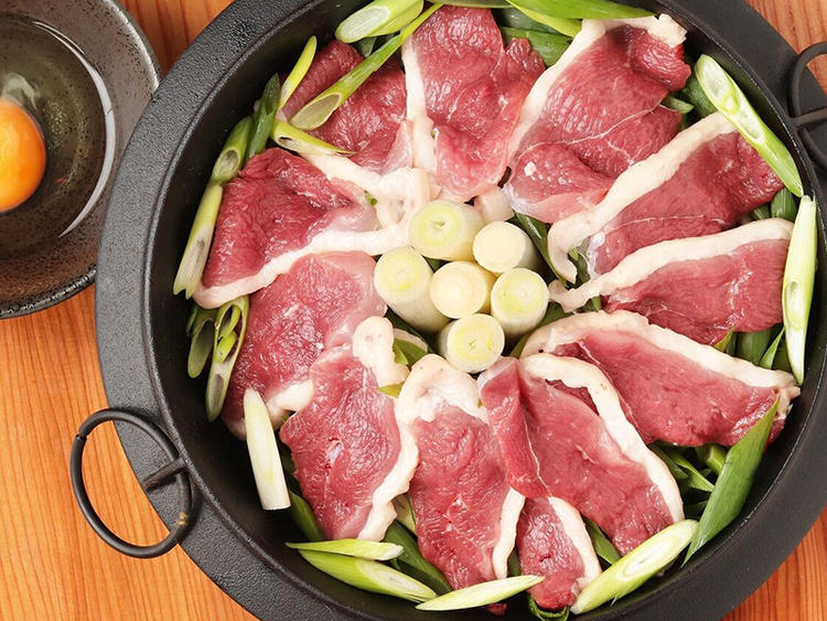 鍋料理や炭火焼きなど多様なメニューあり。