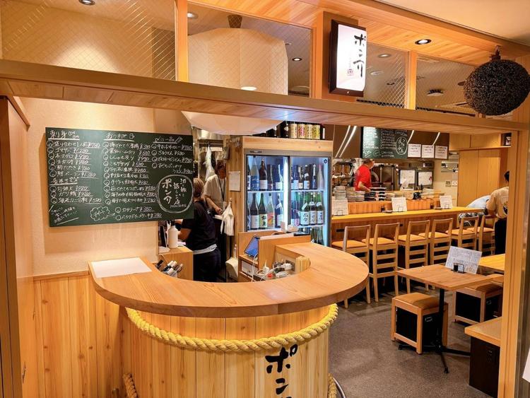 正面は立飲み席で盛り上げます！