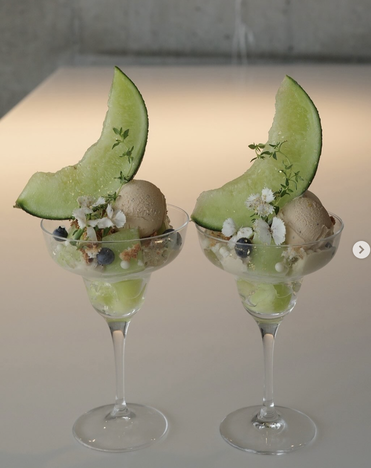 季節のフルーツを使用したパフェ "メロ"