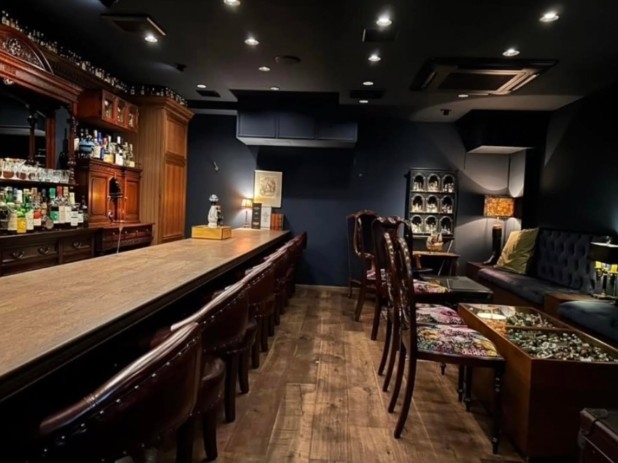 アンティークな家具に囲まれた店内