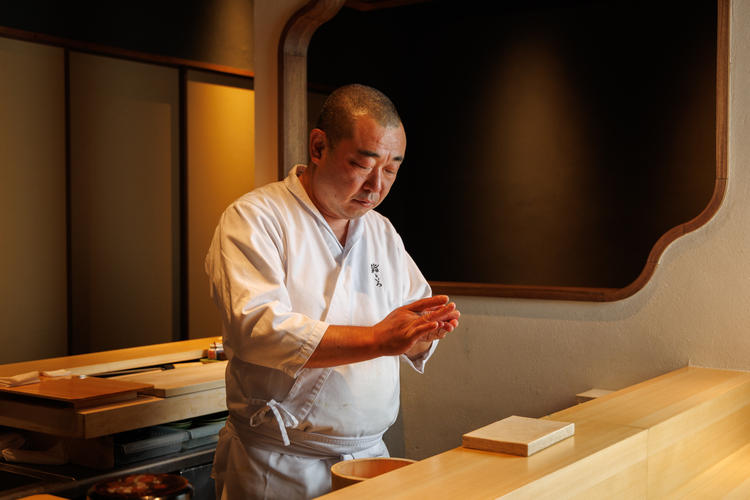 鮨一筋30年の職人技を学べます