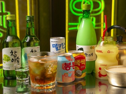 本場韓国の雰囲気を味わえる店内