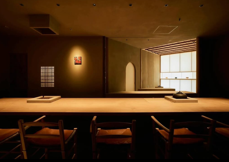 お客様の目の前で和菓子を仕上げます