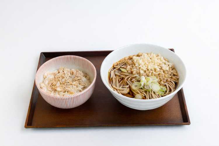 石臼で蕎麦粉をひくところから店内で◎