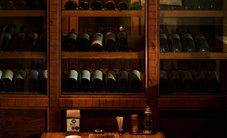 厳選された銘柄をワインセラーで保管