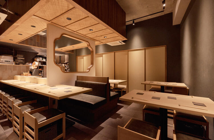 高級感のある落ち着いた和モダンな店内