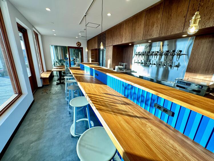 店内からは醸造所も一望できる空間