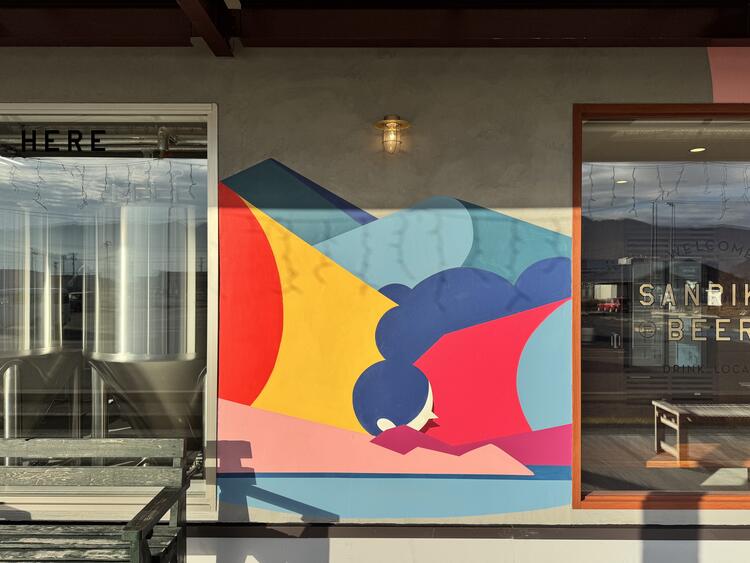 壁面のアートペイントがお客様をお迎え