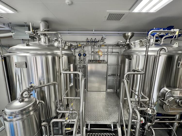 店内からはステンレスの醸造設備を一望