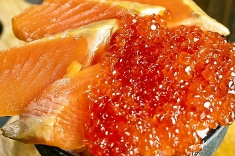 名物こぼれサーモンいくら丼は迫力満点！
