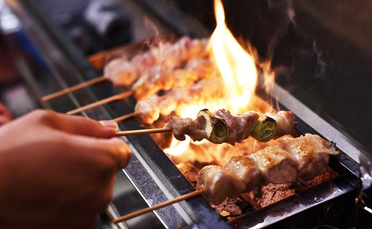 備長炭で焼き上げる焼き鳥が自慢