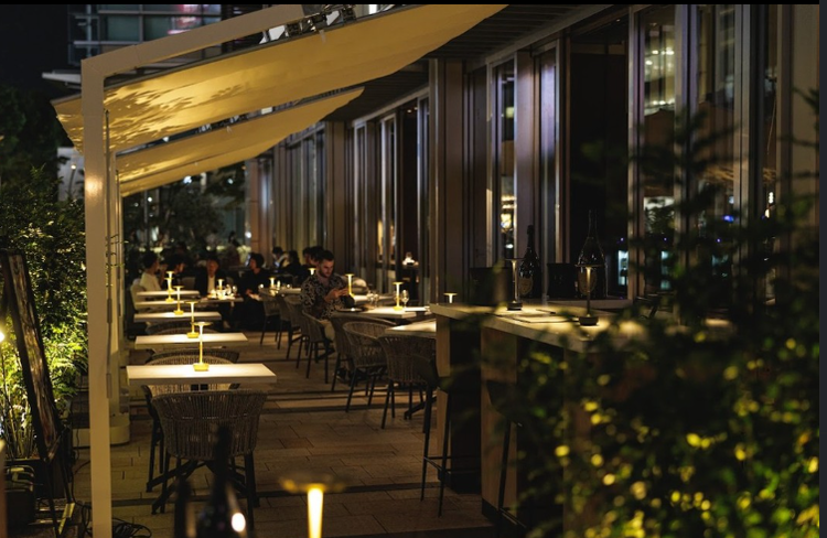 開放的なテラスで気軽に寄れる本格ビストロ