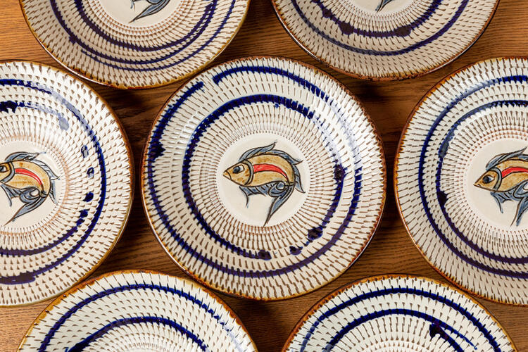 沖縄の「やちむん」が店内にちらほらと♪