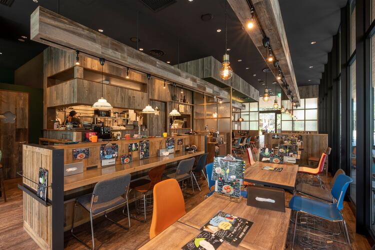 コチラは立川店の店内、木目調の内装