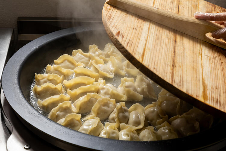 一つずつ丁寧に焼き上げ