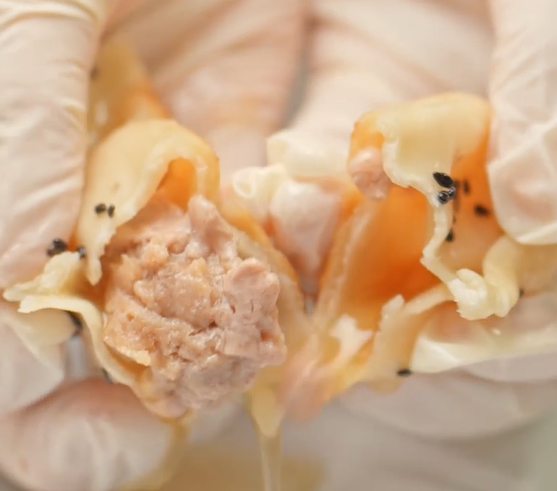 自慢の肉汁たっぷり餃子