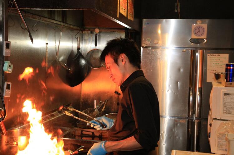鮮度が命の肉刺しと豪快な炭火焼きが自慢！