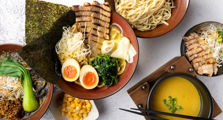 西麻布発祥のカレーラーメン専門店