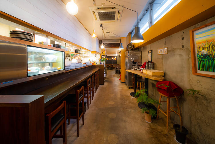 店内　カウンターとテーブル席