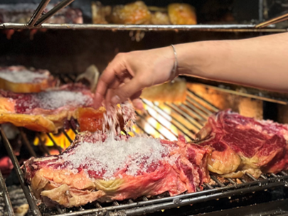 地中海の岩塩と炭火で仕上げる逸品