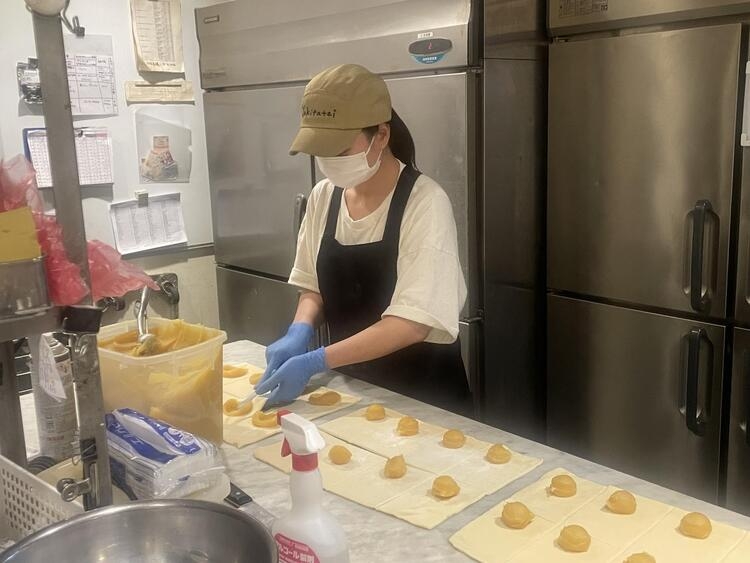 こだわりの製法でパン作りに励みます